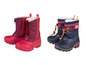 Deux paires de bottes d'hiver chaudes pour enfants, une paire rouge avec fermeture éclair et une paire bleue avec lacets.