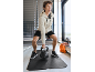 Homme s'entraîne avec une kettlebell de 10 kg sur un tapis de sport.