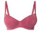 Un soutien-gorge rose avec des bretelles larges.