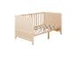 Lit bébé en bois clair avec barreaux et sommier à lattes
