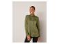 Une femme porte une chemise en satin vert.