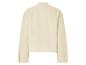 Un pull crème à manches longues.