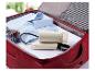 Un fer à repasser vapeur Silvercrest dans une valise rouge avec une chemise blanche.