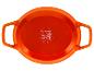 Plat de cuisson rond orange avec poignées et symboles pour types de cuisson et entretien.