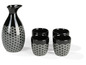 Ensemble à saké noir avec une carafe et quatre tasses, ornées d'un motif ondulé.