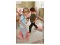 Deux enfants jouent sur des coussins moelleux.