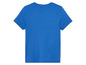 Un t-shirt bleu à manches courtes.