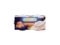 Yaourt grec au caramel en pack de quatre, avec une cuillère de yaourt.