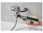Une main utilisant une pince à eau Parkside pour réparer un robinet.