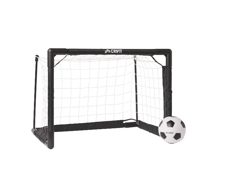 Un but de football noir avec un filet blanc et un ballon de football Crivit.