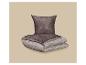 Oreiller et couette à motif de feuilles dans des tons marron et beige.
