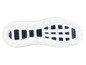 La semelle blanche d'une sneaker avec un motif de bande de roulement noir.