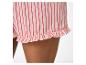 Short de pyjama rose à rayures rouges avec volants à l'ourlet.