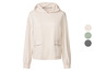 Un sweat à capuche crème à manches longues avec des poignets élastiques.