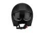 Un casque de moto noir avec une visière