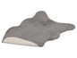 Un tapis gris en fourrure avec un dos lisse.
