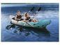 Deux personnes dans un kayak gonflable Intex avec des pagaies sur un lac.