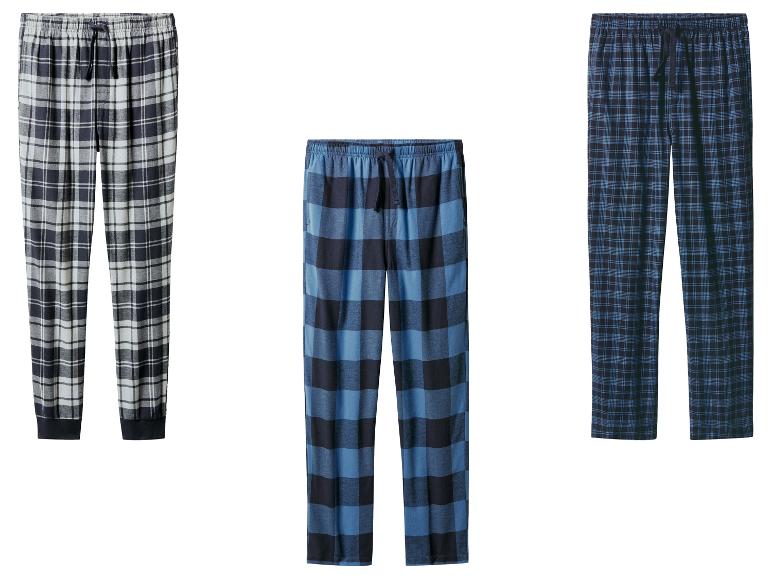 Trois pantalons de pyjama à carreaux pour hommes dans différentes nuances de bleu et de gris.