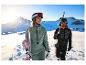 Deux snowboardeurs en montagne portant des masques de ski photochromiques CRIVIT.