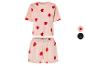 Un pyjama rose avec des cœurs rouges