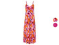 Une robe maxi rose à imprimé floral.