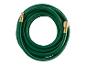 Un tuyau vert avec des raccords en laiton