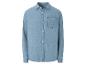Chemise en jean bleu clair à manches longues.