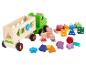 Un camion en bois avec des personnages de Peppa Pig et des blocs