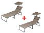 Deux chaises longues pliantes avec parasols.