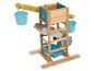 Une grue de jeu en bois avec des seaux et un toboggan.