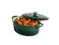 Cocotte en fonte émaillée verte remplie de poulet rôti et de légumes.