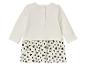 Une robe blanche pour bébé à manches longues avec un imprimé Mickey Mouse.