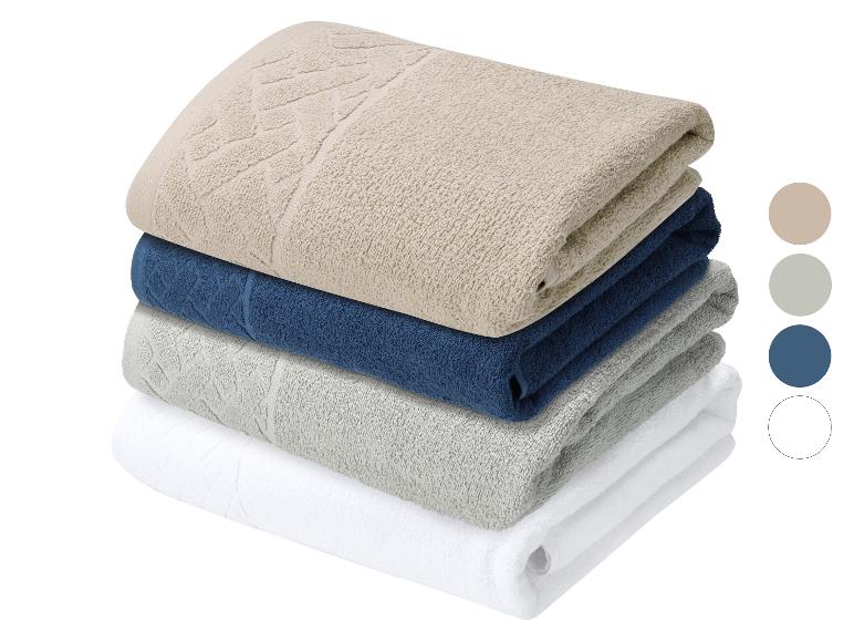 Pile de serviettes beige, bleu marine, grise et blanche.