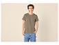 Jeune homme en t-shirt kaki et jean bleu