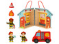 Une caserne de pompiers en bois avec des pompiers jouets et un camion de pompiers.