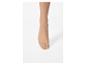 Jambe et pied de femme avec des collants couleur chair sur fond blanc.