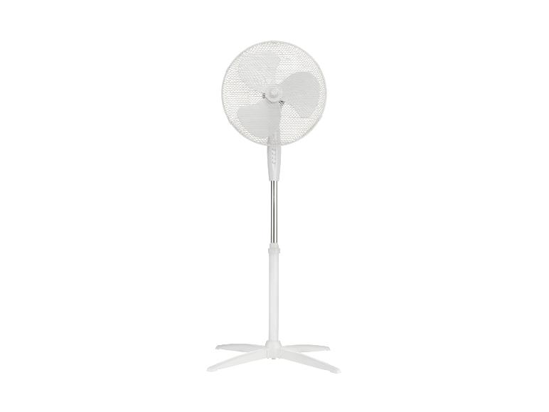 Ventilateur sur pied blanc à trois pales avec grille de sécurité ronde en maille