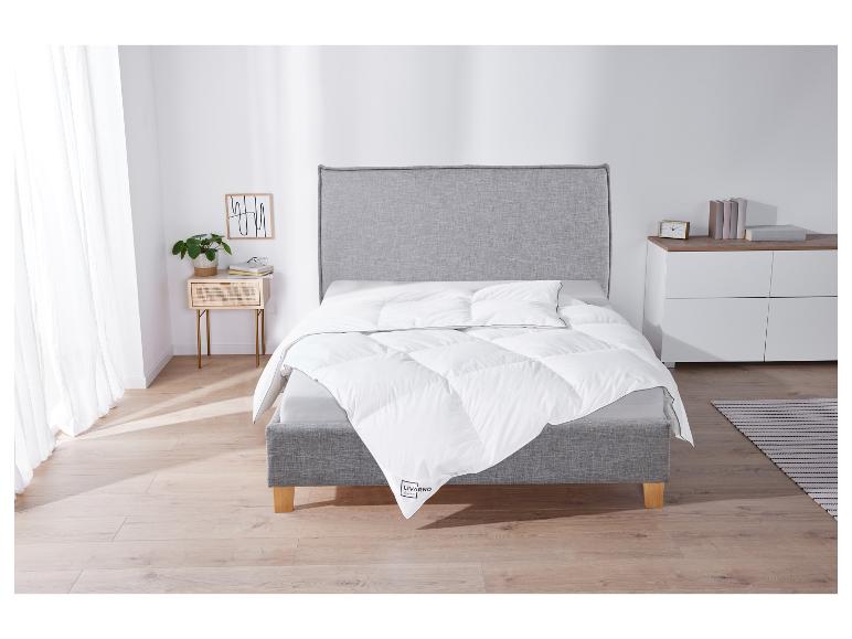 Un lit gris avec une couette et un oreiller Livarno Home.