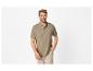 Polo homme et pantalon beige.