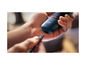 Une main chargeant un tondeuse Philips 1000 Series.