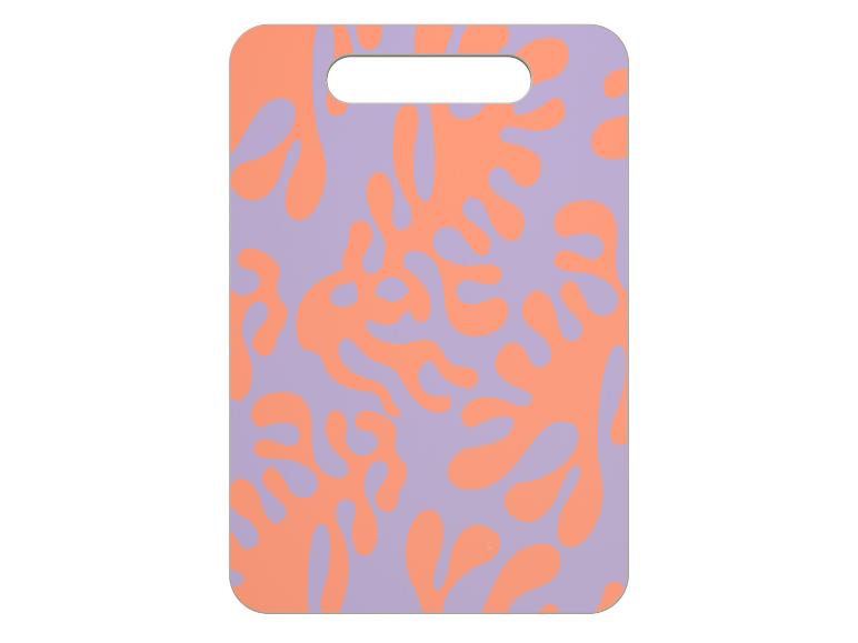 Une planche à découper avec un motif abstrait de feuilles oranges.