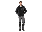 Homme portant une veste polaire noire et un pantalon de travail gris.