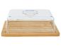 Plateau en bambou et cloche en plastique transparent.