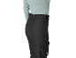 Pantalon cargo noir avec poches et haut à manches longues bleu clair.