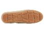 La semelle d'une chaussure en daim beige avec une semelle en caoutchouc.
