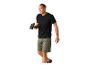 Un homme portant un t-shirt noir et un short kaki, tenant des jumelles.