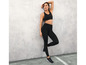 Une femme portant un soutien-gorge de sport et un legging noirs