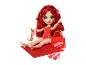 Poupée Rainbow High, maillot de bain, sac et accessoires rouges.