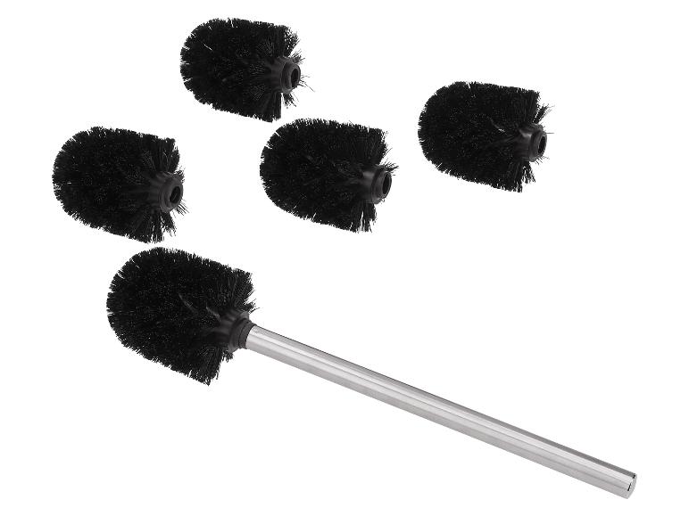 Cinq têtes de rechange noires pour brosse de toilettes et une brosse de toilettes avec manche métallique.