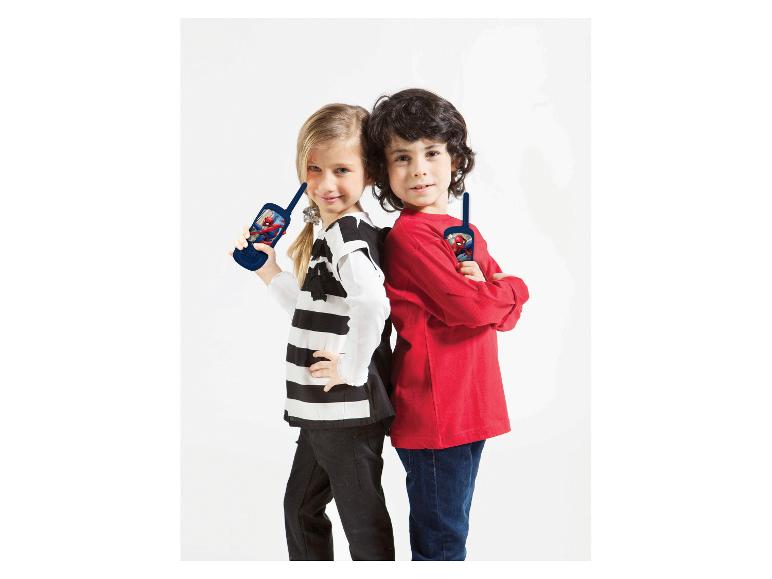 Deux enfants avec des talkie-walkies Spiderman